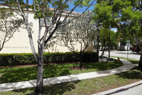 Снять в аренду виллу или дом в Мирамар, Флорида 3 спальни, 190.82м2, № 1964343 - фото 3