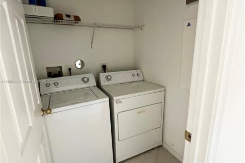 Снять в аренду виллу или дом в Мирамар, Флорида 3 спальни, 190.82м2, № 1964343 - фото 30