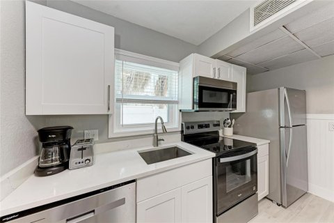 Condo in Bradenton Beach, Florida, 2 bedrooms  № 2215854 - photo 12