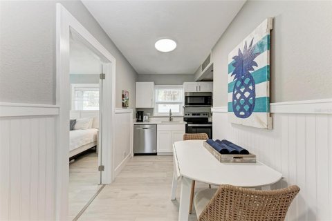 Condo in Bradenton Beach, Florida, 2 bedrooms  № 2215854 - photo 10