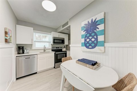 Condo in Bradenton Beach, Florida, 2 bedrooms  № 2215854 - photo 11