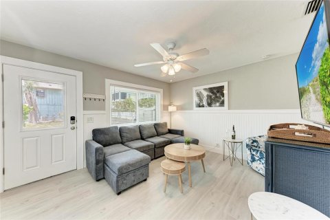 Condo in Bradenton Beach, Florida, 2 bedrooms  № 2215854 - photo 8