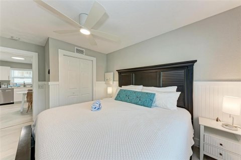 Condo in Bradenton Beach, Florida, 2 bedrooms  № 2215854 - photo 21