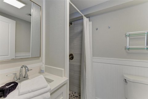 Condo in Bradenton Beach, Florida, 2 bedrooms  № 2215854 - photo 18