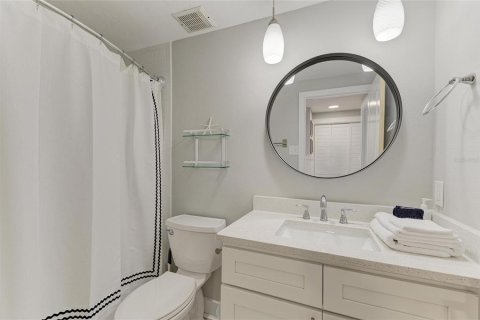 Condo in Bradenton Beach, Florida, 2 bedrooms  № 2215854 - photo 23