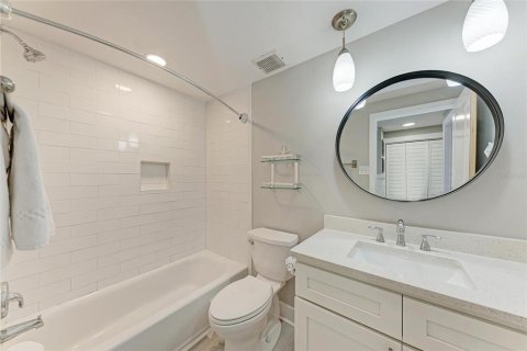 Condo in Bradenton Beach, Florida, 2 bedrooms  № 2215854 - photo 22