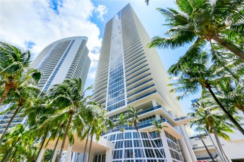Copropriété à louer à Hallandale Beach, Floride: 3 chambres, 155.61 m2 № 2046299 - photo 2