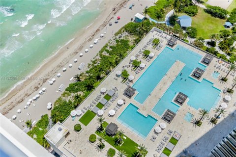 Copropriété à louer à Hallandale Beach, Floride: 3 chambres, 155.61 m2 № 2046299 - photo 12