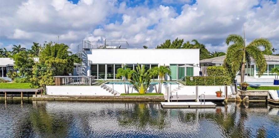 House in Wilton Manors, Florida 4 bedrooms, 277.22 sq.m. № 2018793