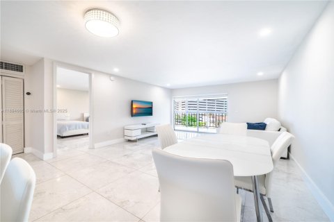 Condo in Sunny Isles Beach, Florida, 1 bedroom  № 2013313 - photo 10
