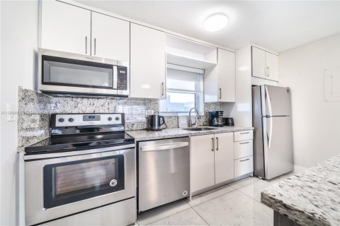 Condo in Sunny Isles Beach, Florida, 1 bedroom  № 2013313 - photo 12