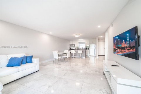 Condo in Sunny Isles Beach, Florida, 1 bedroom  № 2013313 - photo 9