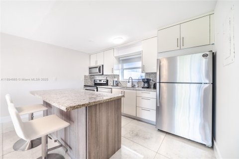 Condo in Sunny Isles Beach, Florida, 1 bedroom  № 2013313 - photo 15