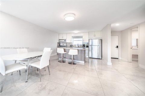 Condo in Sunny Isles Beach, Florida, 1 bedroom  № 2013313 - photo 17