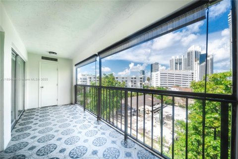 Condo in Sunny Isles Beach, Florida, 1 bedroom  № 2013313 - photo 6