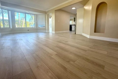 House in Hallandale Beach, Florida 2 bedrooms, 111.48 sq.m. № 1952543 - photo 13