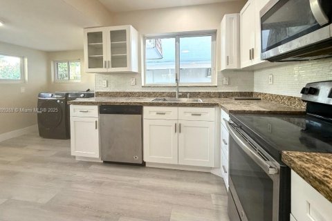House in Hallandale Beach, Florida 2 bedrooms, 111.48 sq.m. № 1952543 - photo 4