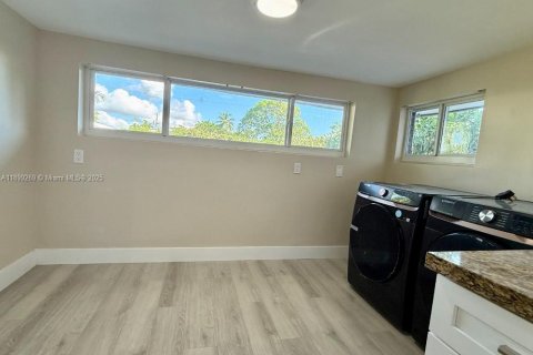 House in Hallandale Beach, Florida 2 bedrooms, 111.48 sq.m. № 1952543 - photo 6
