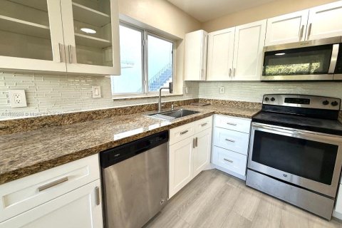 House in Hallandale Beach, Florida 2 bedrooms, 111.48 sq.m. № 1952543 - photo 10