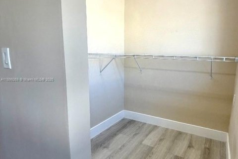 House in Hallandale Beach, Florida 2 bedrooms, 111.48 sq.m. № 1952543 - photo 18