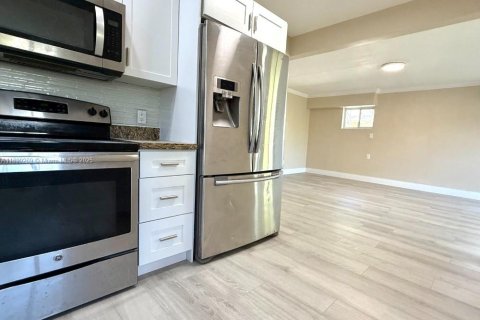 House in Hallandale Beach, Florida 2 bedrooms, 111.48 sq.m. № 1952543 - photo 11