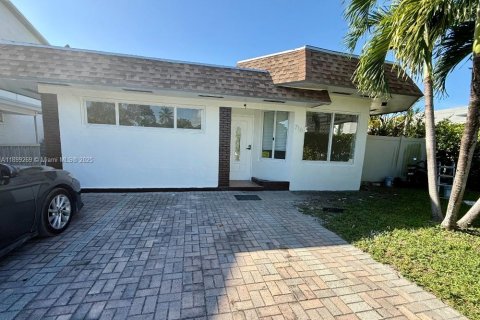House in Hallandale Beach, Florida 2 bedrooms, 111.48 sq.m. № 1952543 - photo 1
