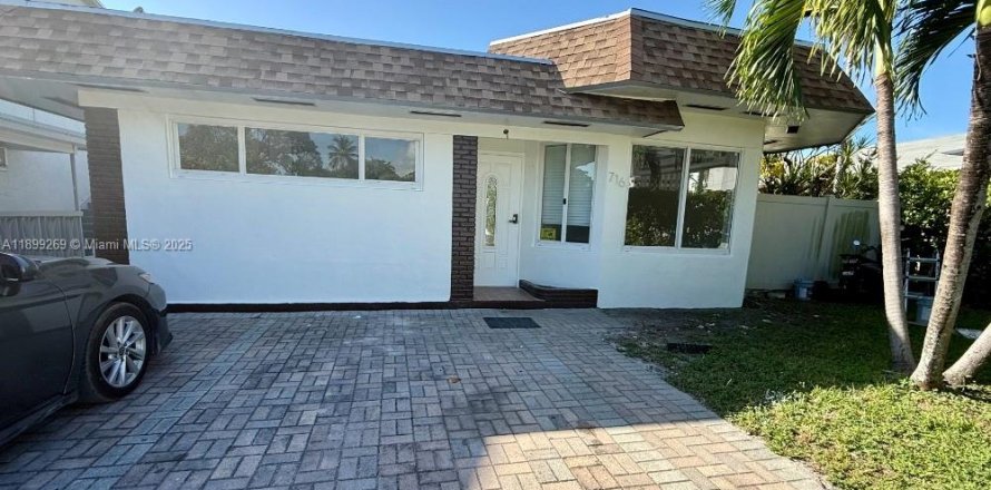 House in Hallandale Beach, Florida 2 bedrooms, 111.48 sq.m. № 1952543