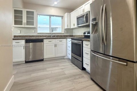 House in Hallandale Beach, Florida 2 bedrooms, 111.48 sq.m. № 1952543 - photo 3