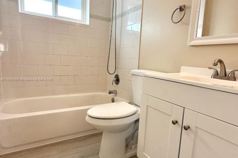 House in Hallandale Beach, Florida 2 bedrooms, 111.48 sq.m. № 1952543 - photo 24