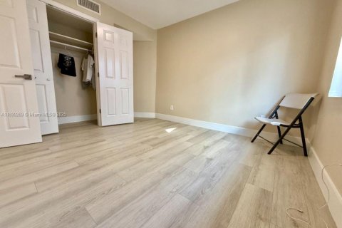 House in Hallandale Beach, Florida 2 bedrooms, 111.48 sq.m. № 1952543 - photo 26