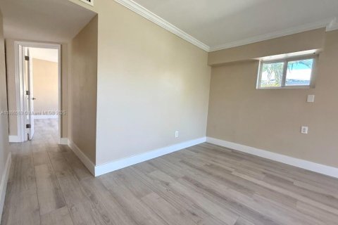 House in Hallandale Beach, Florida 2 bedrooms, 111.48 sq.m. № 1952543 - photo 14