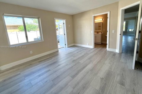 House in Hallandale Beach, Florida 2 bedrooms, 111.48 sq.m. № 1952543 - photo 19