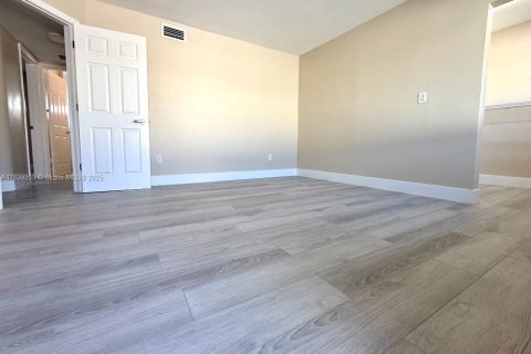House in Hallandale Beach, Florida 2 bedrooms, 111.48 sq.m. № 1952543 - photo 17