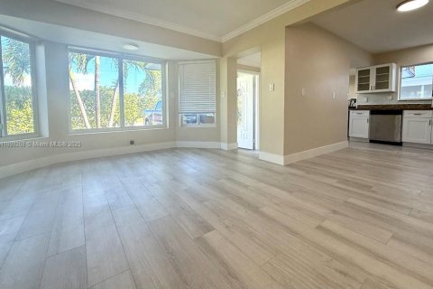 House in Hallandale Beach, Florida 2 bedrooms, 111.48 sq.m. № 1952543 - photo 2