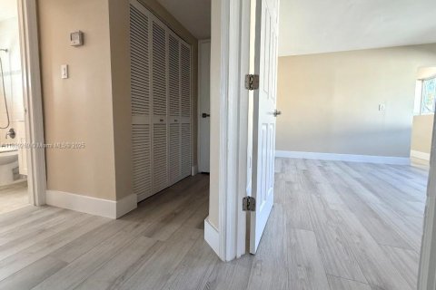 House in Hallandale Beach, Florida 2 bedrooms, 111.48 sq.m. № 1952543 - photo 15