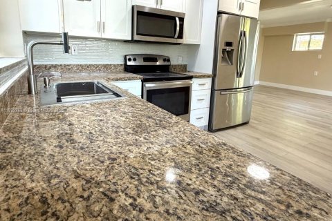 House in Hallandale Beach, Florida 2 bedrooms, 111.48 sq.m. № 1952543 - photo 9