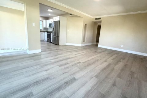 House in Hallandale Beach, Florida 2 bedrooms, 111.48 sq.m. № 1952543 - photo 12