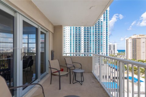 Condo in Hallandale Beach, Florida, 2 bedrooms № 2244216 - photo 27