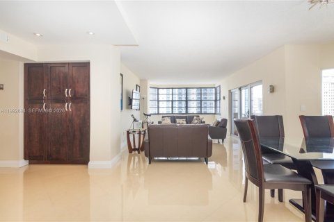 Condo in Hallandale Beach, Florida, 2 bedrooms № 2244216 - photo 5