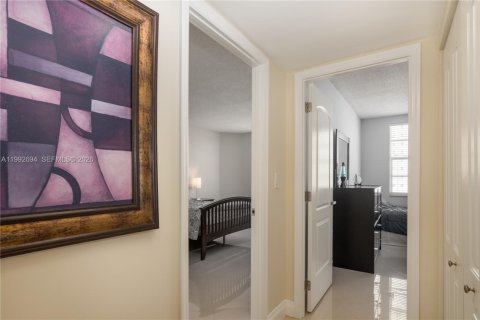 Condo in Hallandale Beach, Florida, 2 bedrooms № 2244216 - photo 22