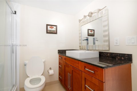 Condo in Hallandale Beach, Florida, 2 bedrooms № 2244216 - photo 20