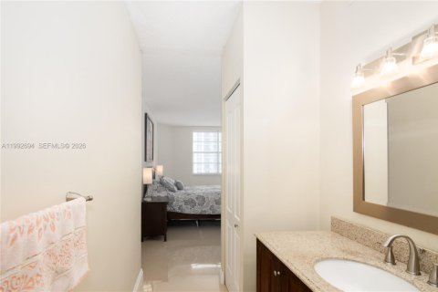 Condo in Hallandale Beach, Florida, 2 bedrooms № 2244216 - photo 16