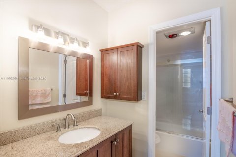 Condo in Hallandale Beach, Florida, 2 bedrooms № 2244216 - photo 15