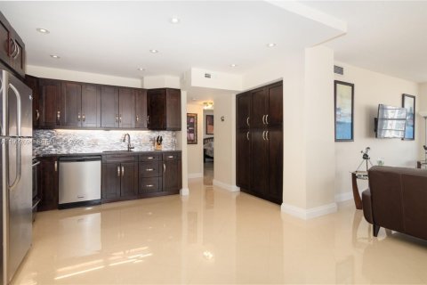 Condo in Hallandale Beach, Florida, 2 bedrooms № 2244216 - photo 4