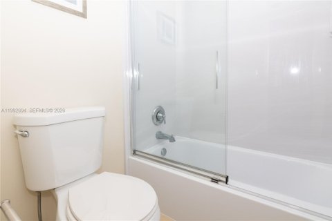 Condo in Hallandale Beach, Florida, 2 bedrooms № 2244216 - photo 21