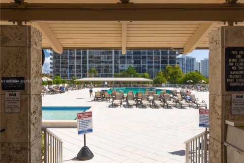 Condo in Hallandale Beach, Florida, 2 bedrooms № 2244216 - photo 30