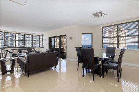 Condo in Hallandale Beach, Florida, 2 bedrooms № 2244216 - photo 6