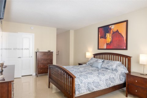 Condo in Hallandale Beach, Florida, 2 bedrooms № 2244216 - photo 14