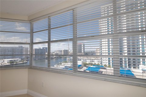 Condo in Hallandale Beach, Florida, 2 bedrooms № 2244216 - photo 25