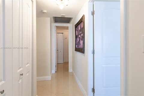 Condo in Hallandale Beach, Florida, 2 bedrooms № 2244216 - photo 23